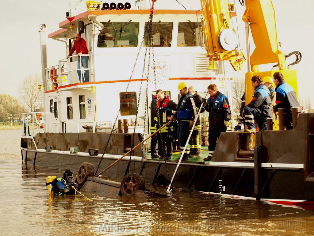 Bergung PKW im Rhein Hitdorfer Fähre P189482.JPG